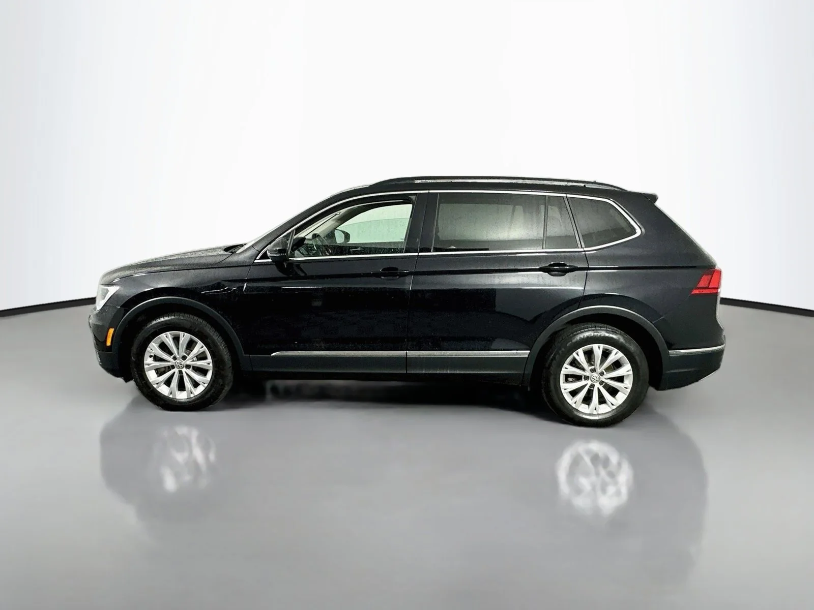 Used 2018 Deep Black Pearl Metallic Volkswagen 2.0T SE image 4