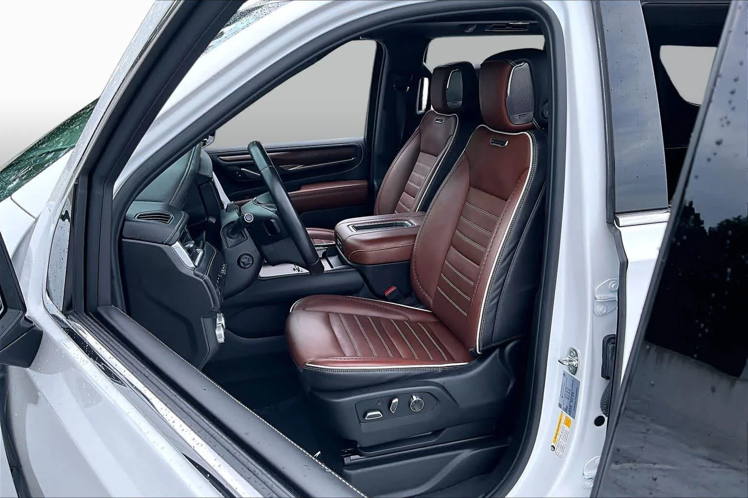 Used 2023 White Frost Tricoat GMC Denali Ultimate image 8
