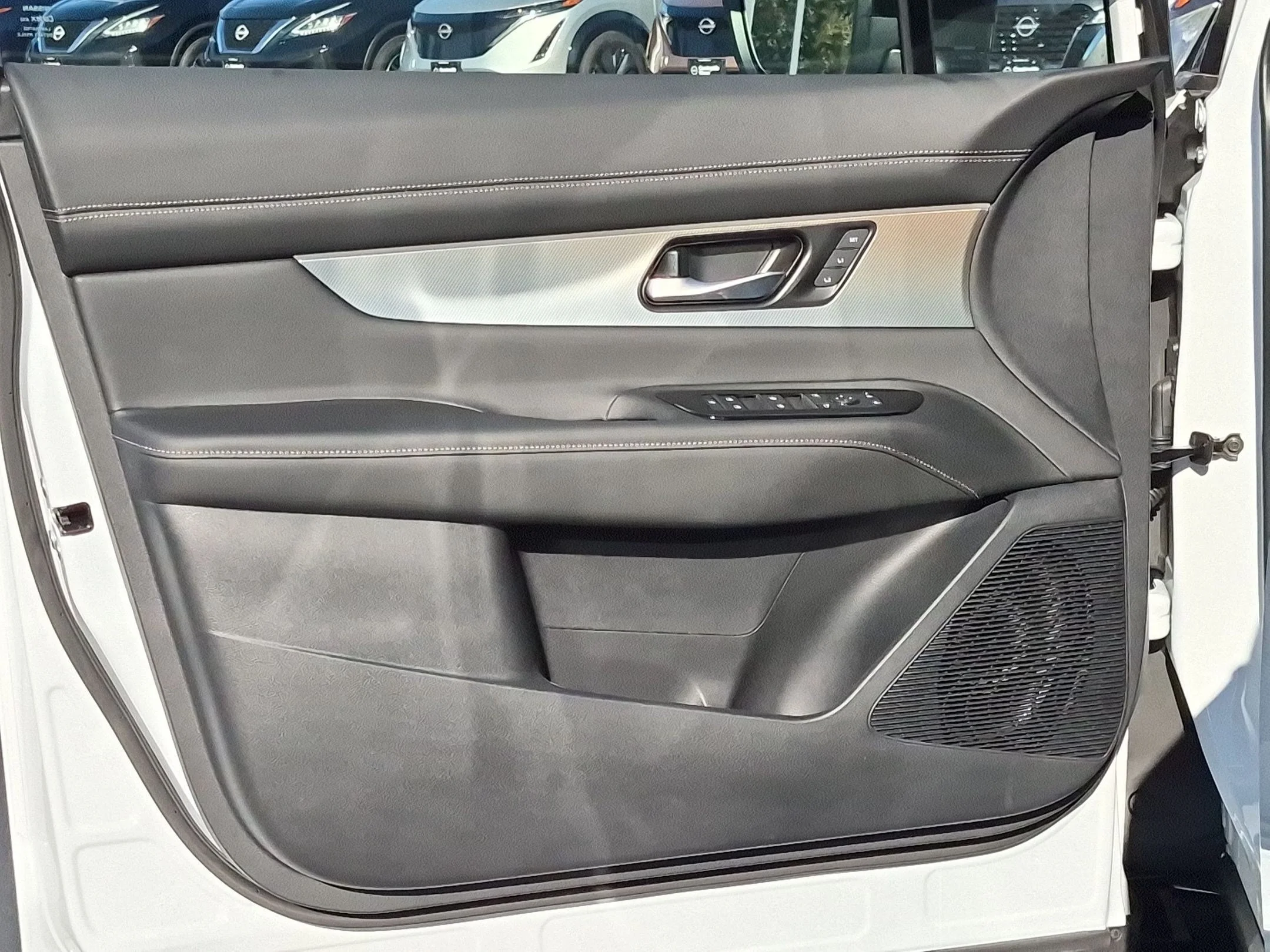 New 2027 Everest White Pearl TriCoat / Super Black Two-tone Nissan Dark Armor image 14