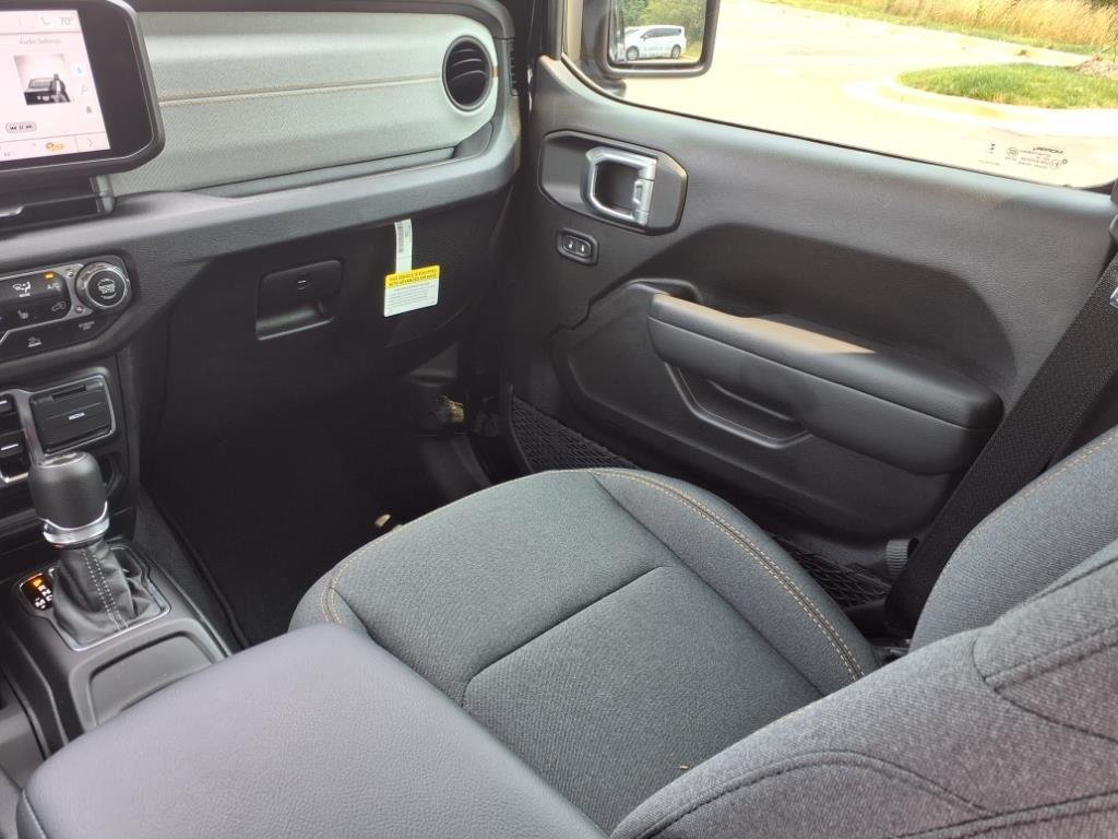 Used 2025 Black Clearcoat Jeep Sport S image 25