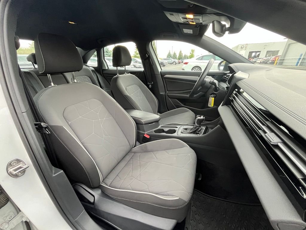 Used 2025 White Volkswagen 1.5T Sport image 13