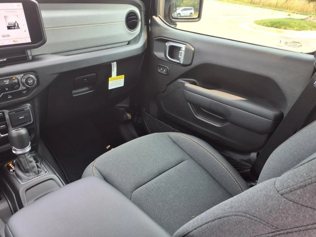 Used 2025 Black Clearcoat Jeep Sport S image 25
