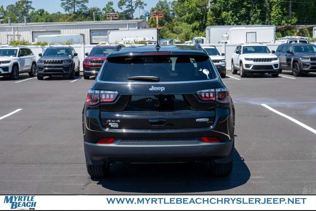 Used 2025 Diamond Black Crystal Pearlcoat Jeep Latitude image 5