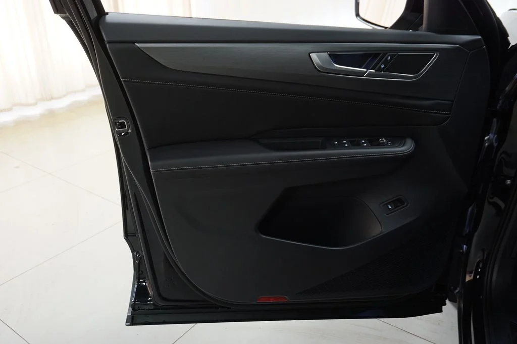 New 2026 Deep Black Volkswagen 2.0T SE w/Technology image 25