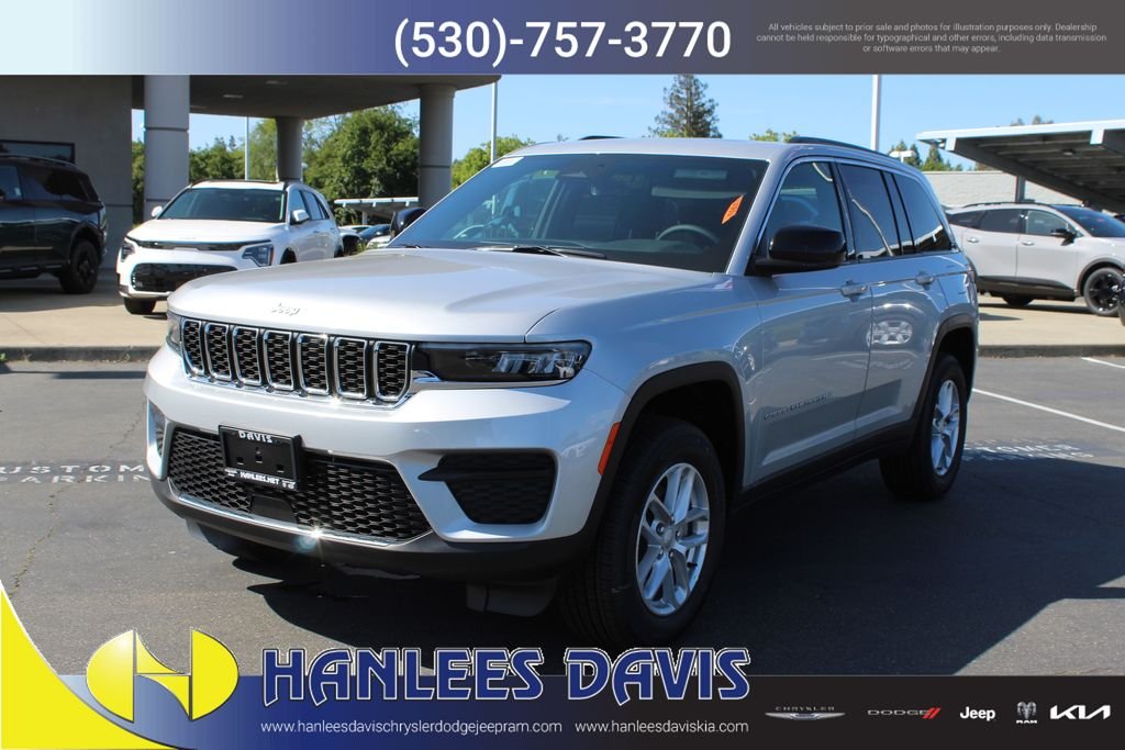 New 2026 Silver Zynith Exterior Paint Jeep Laredo X image 3