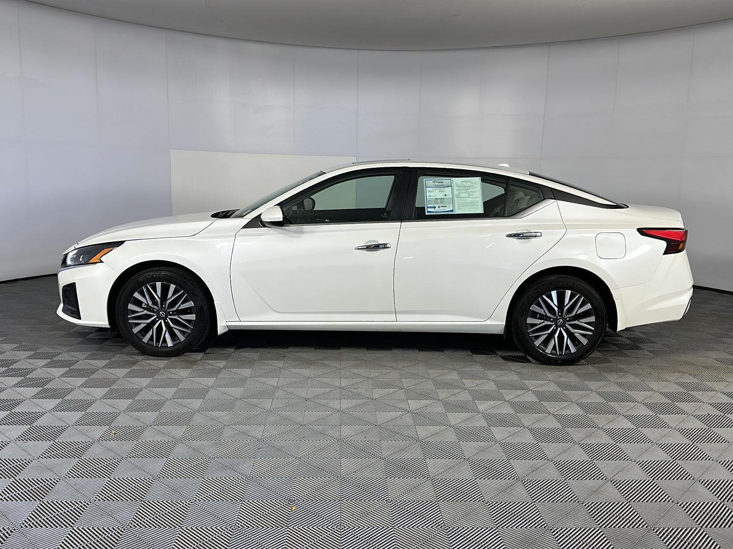 Certified Used 2024 Pearl White Tricoat Nissan 2.5 SV image 5