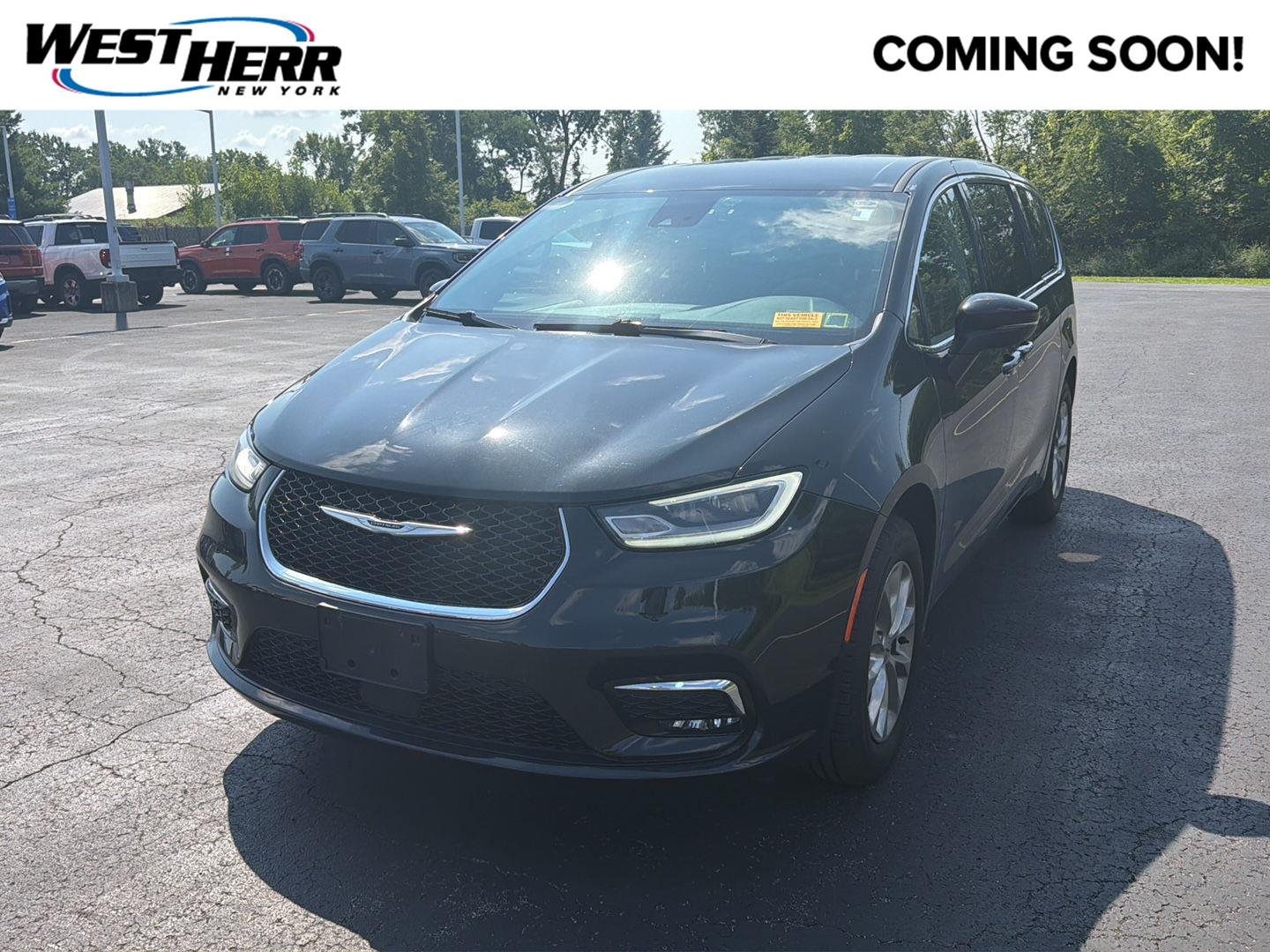 Used 2023 Brilliant Black Crystal Pearlcoat Chrysler Touring L image 1