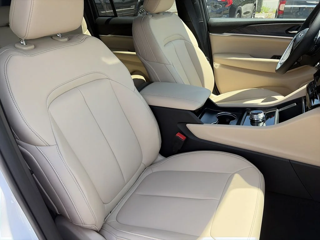 New 2026 Bright White Clear-Coat Exterior Paint Jeep Limited image 32