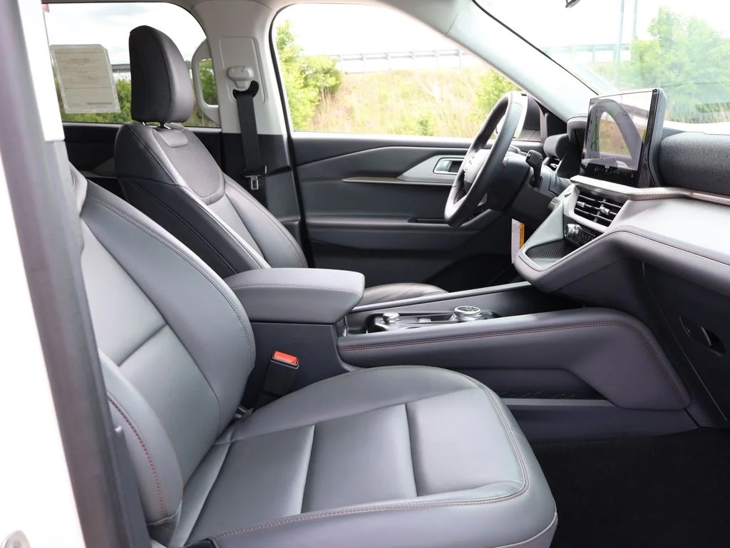 New 2026 Star White Metallic Tri-Coat Ford Active image 10