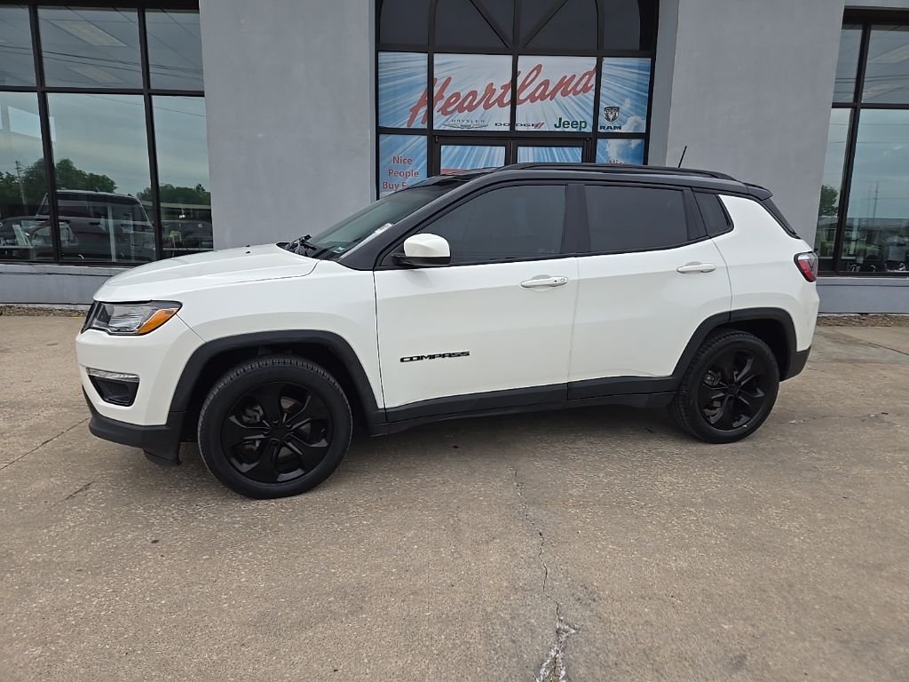 Used 2018 White Jeep Latitude image 4