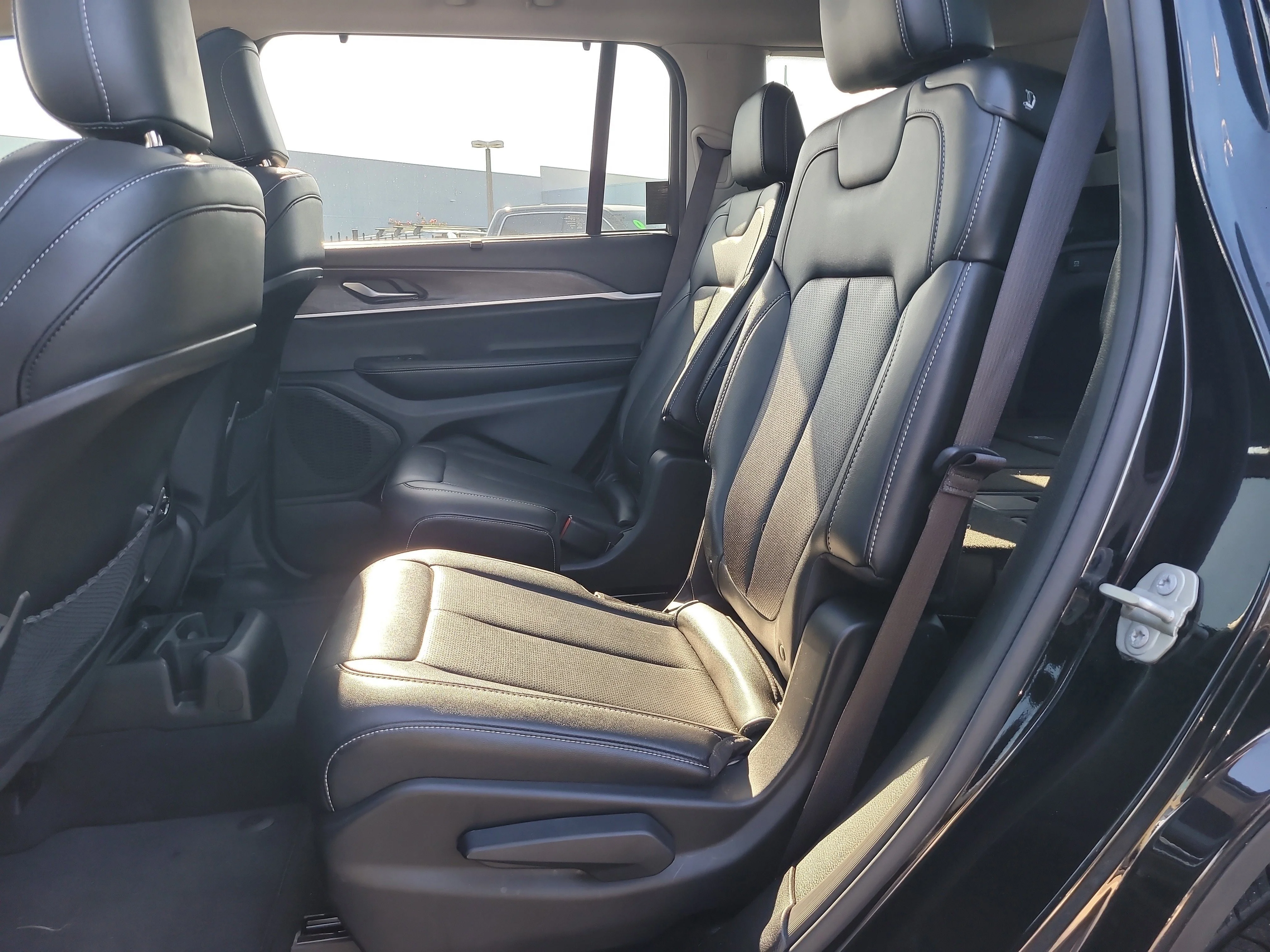 Used 2023 Diamond Black Crystal Pearlcoat Jeep Limited image 11