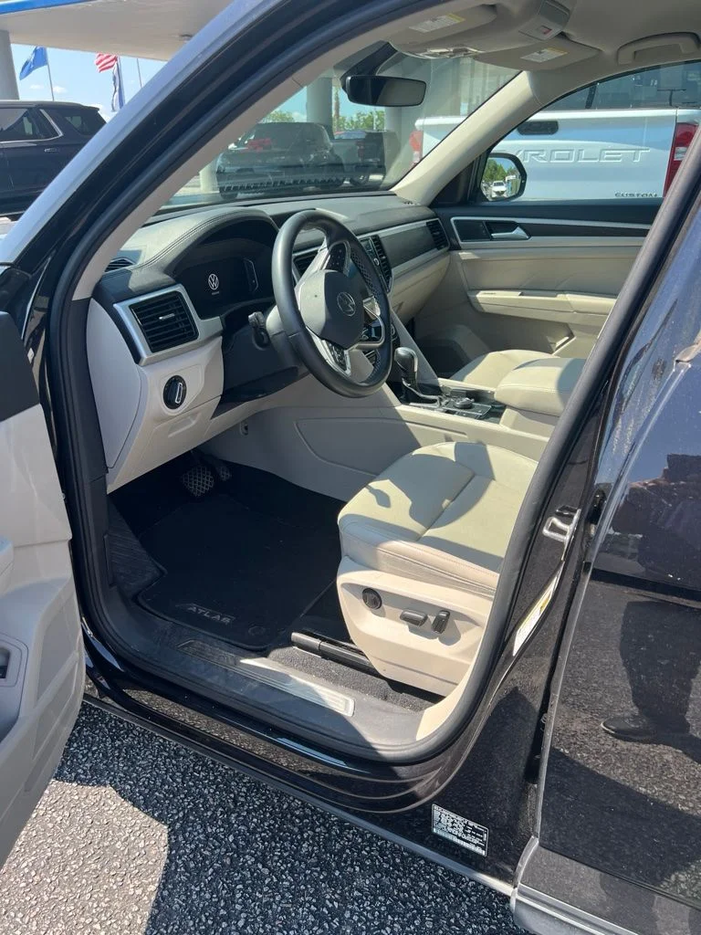 Used 2023  Volkswagen 3.6L V6 SE w/Technology image 1