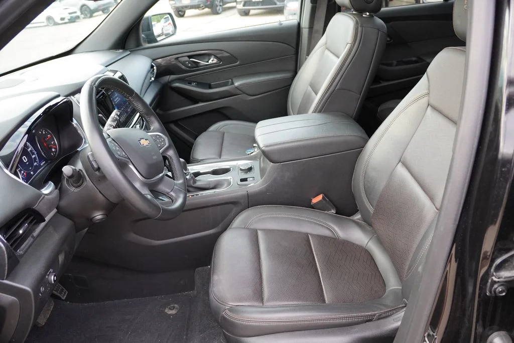 Used 2023 Mosaic Black Metallic Chevrolet High Country image 6