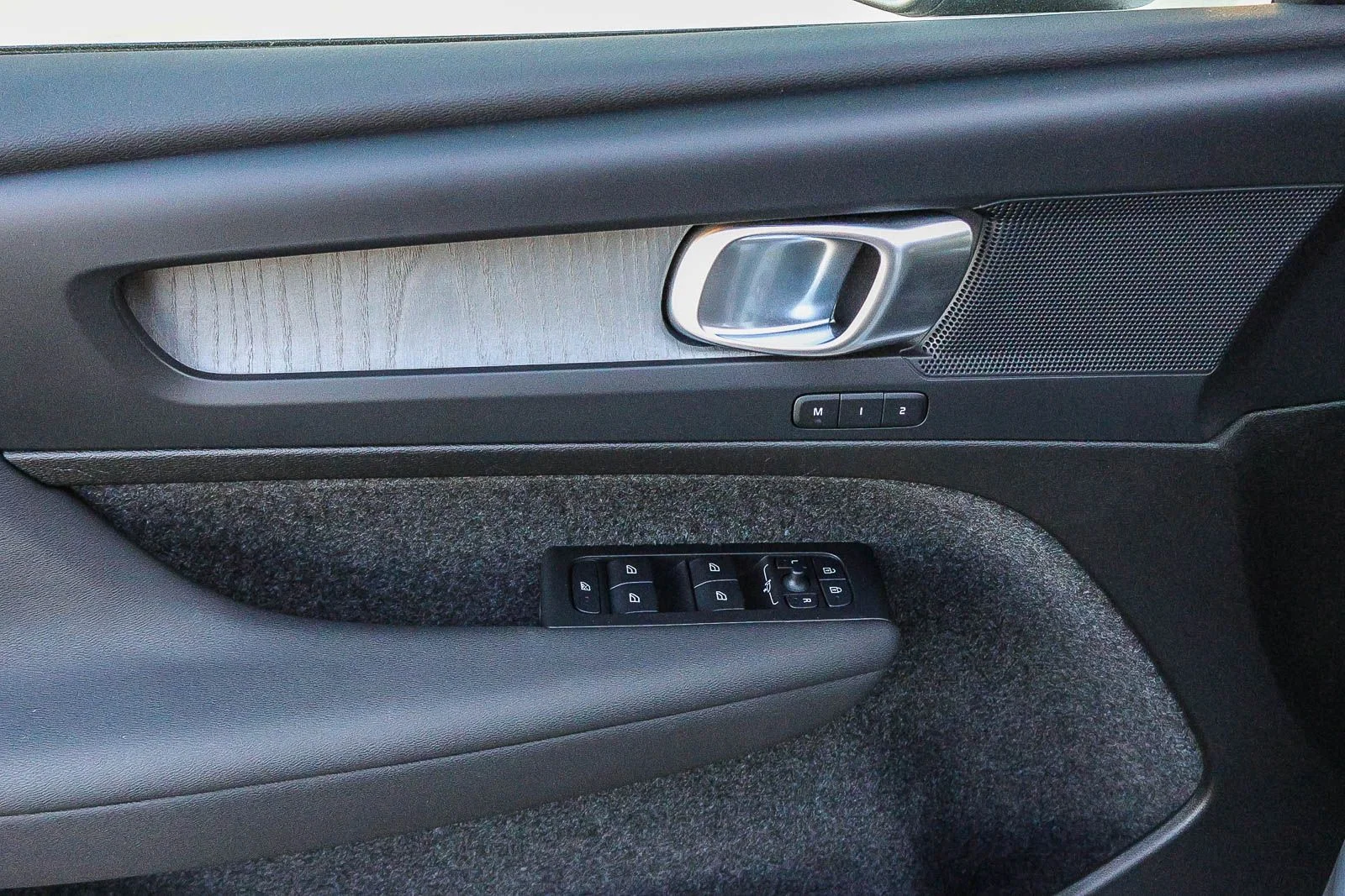 2025 Volvo XC40 Core - Photo 32