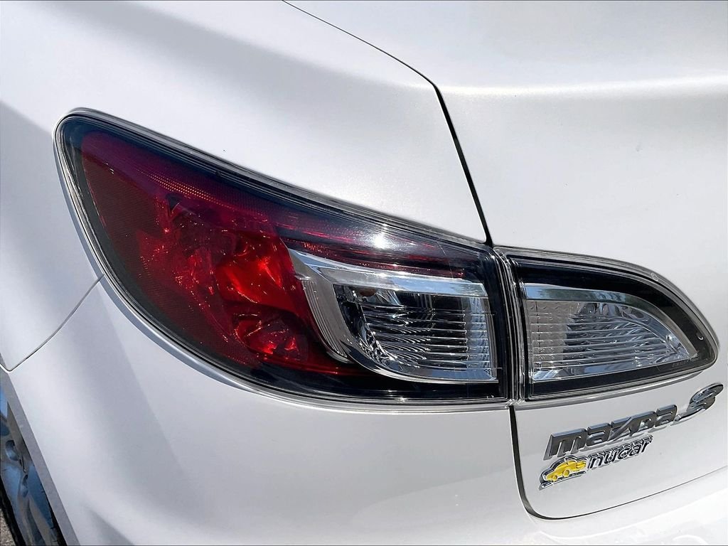 Used 2013 White Mazda i Sport image 29