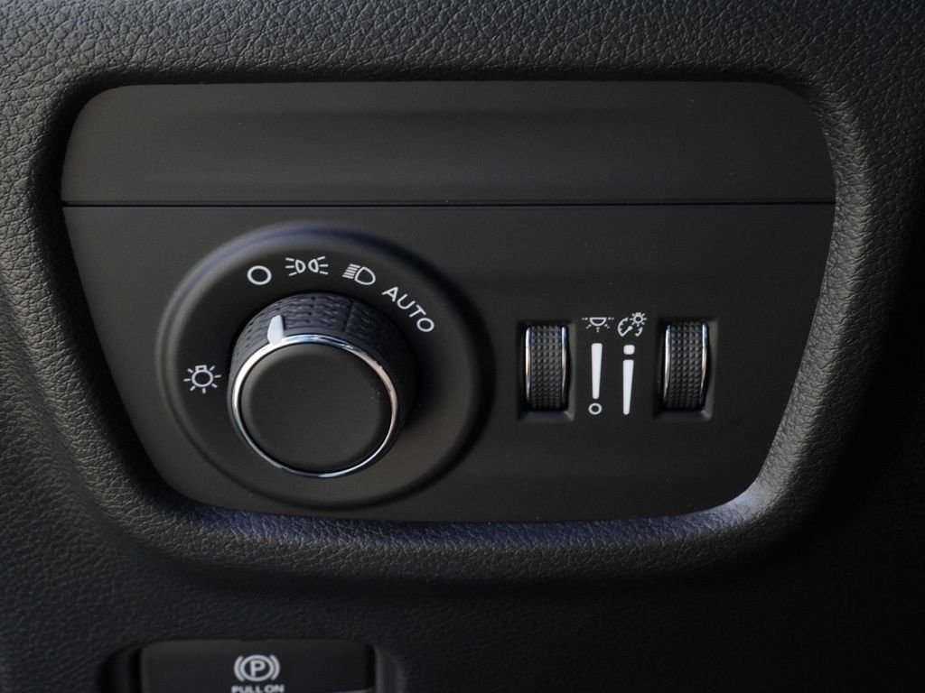 New 2026 Diamond Black Crystal Pearl-Coat Exterior Paint Jeep Laredo Altitude image 12