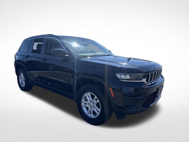 Used 2023 Diamond Black Jeep Laredo image 10