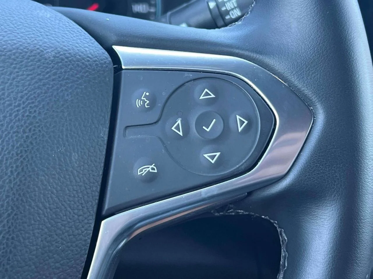 Used 2023 Northsky Blue Metallic Chevrolet AWD LT Cloth image 25