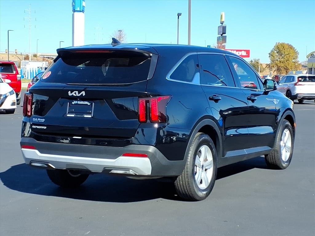 2024 Kia Sorento LX photo 2