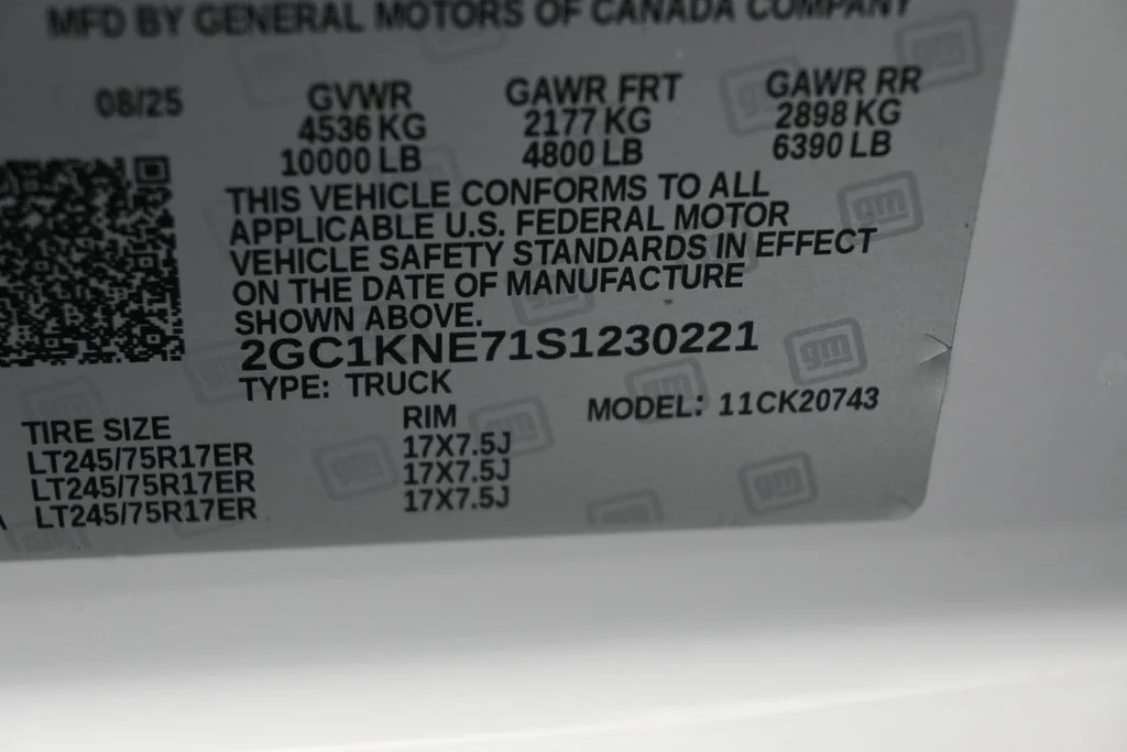Used 2025 Summit White Chevrolet LT image 16
