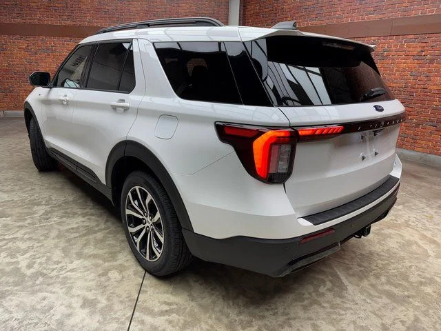 New 2026 Star White Metallic Tri-Coat Ford ST-Line image 3