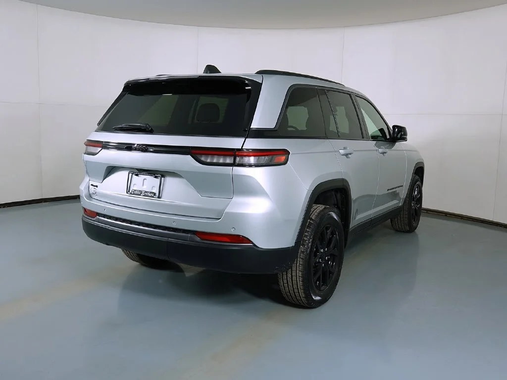 Used 2026 Silver Jeep Altitude image 5