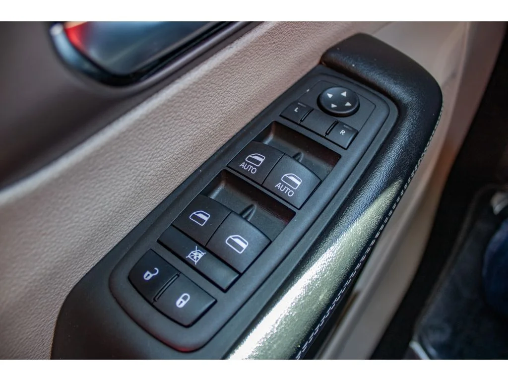 Used 2023 Silver Mist Clearcoat Chrysler LX image 32