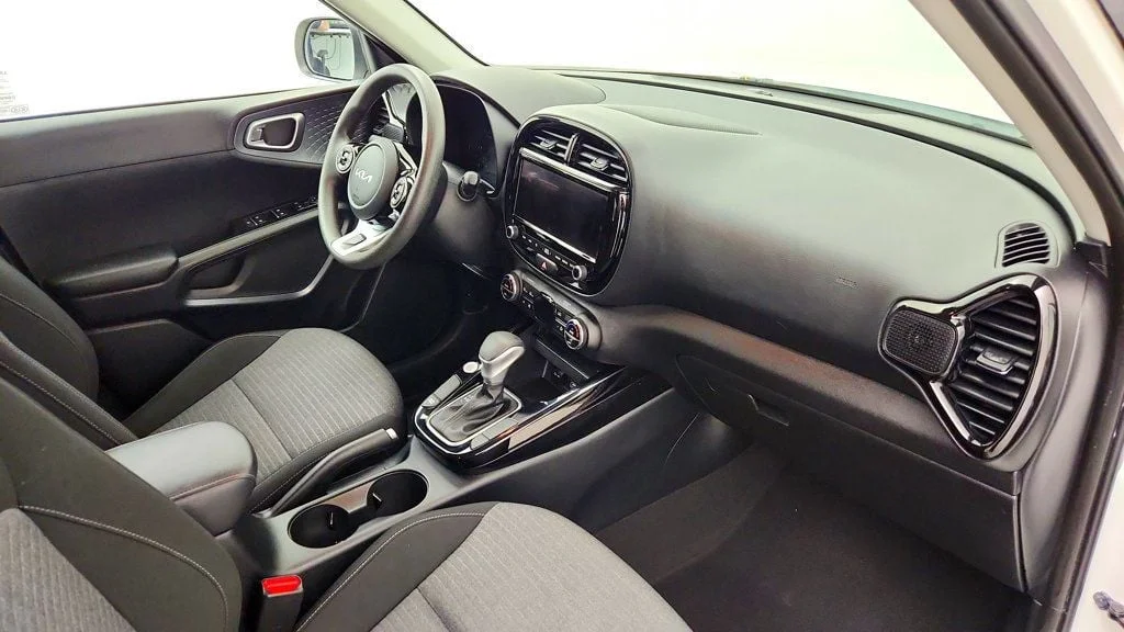 Used 2022 Snow White Pearl Kia S IVT image 23