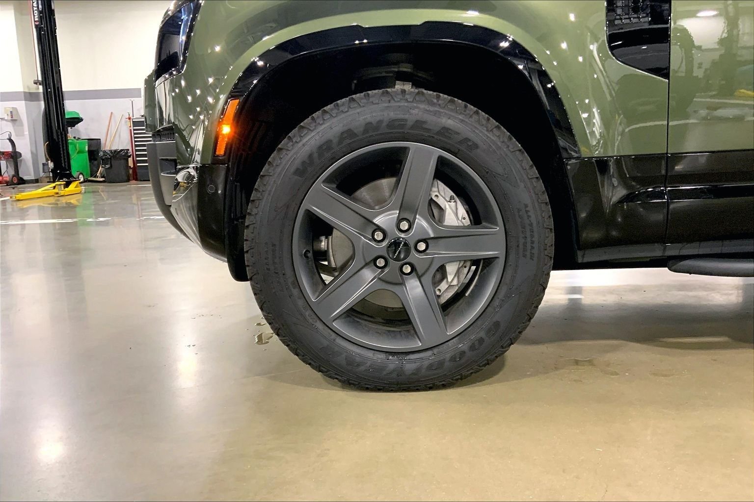 Used 2026 Woolstone Green Metallic Land Rover X-Dynamic SE image 5