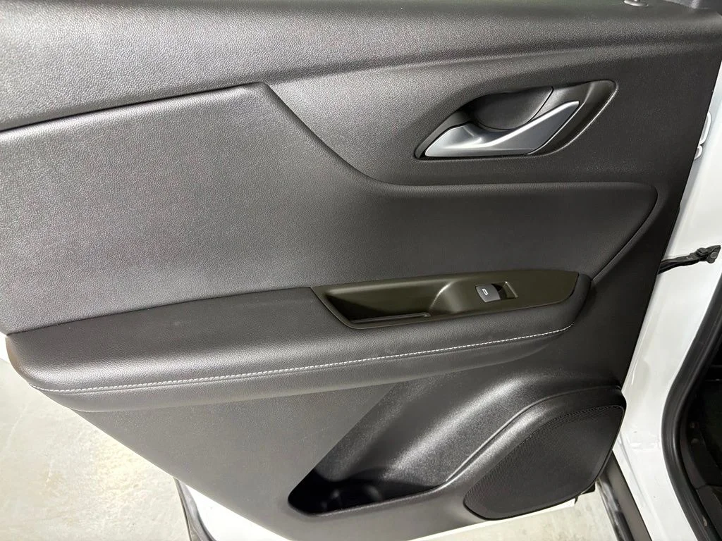 Used 2025 White Chevrolet LT image 32