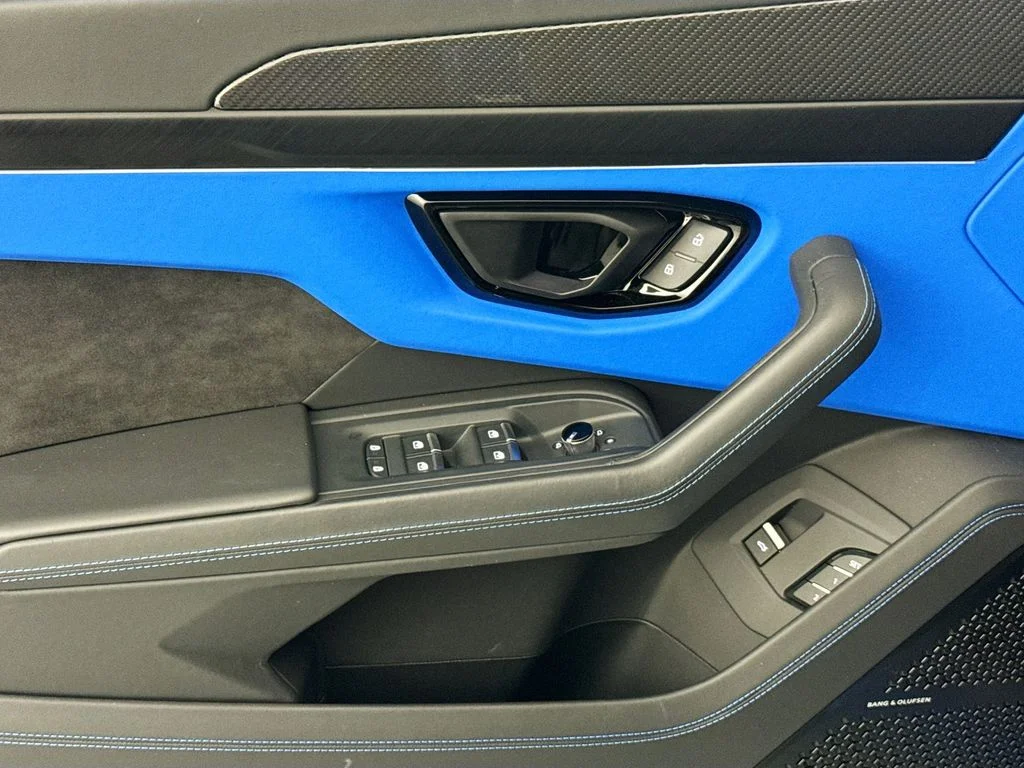 Used 2023 Blue Lamborghini S image 18