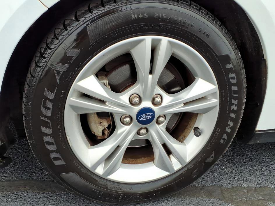 Used 2014 Oxford White Ford SE image 9