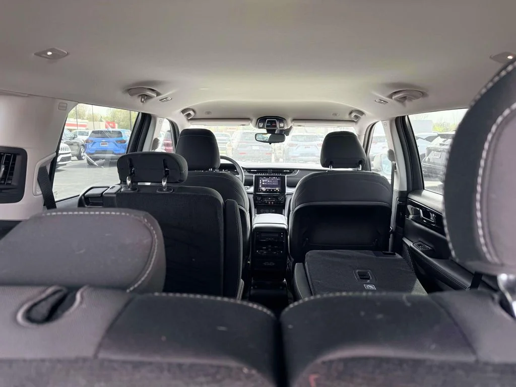 Used 2023 White/off-white Jeep Laredo image 11