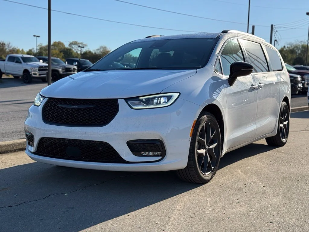 Used 2024 White Chrysler Limited image 2