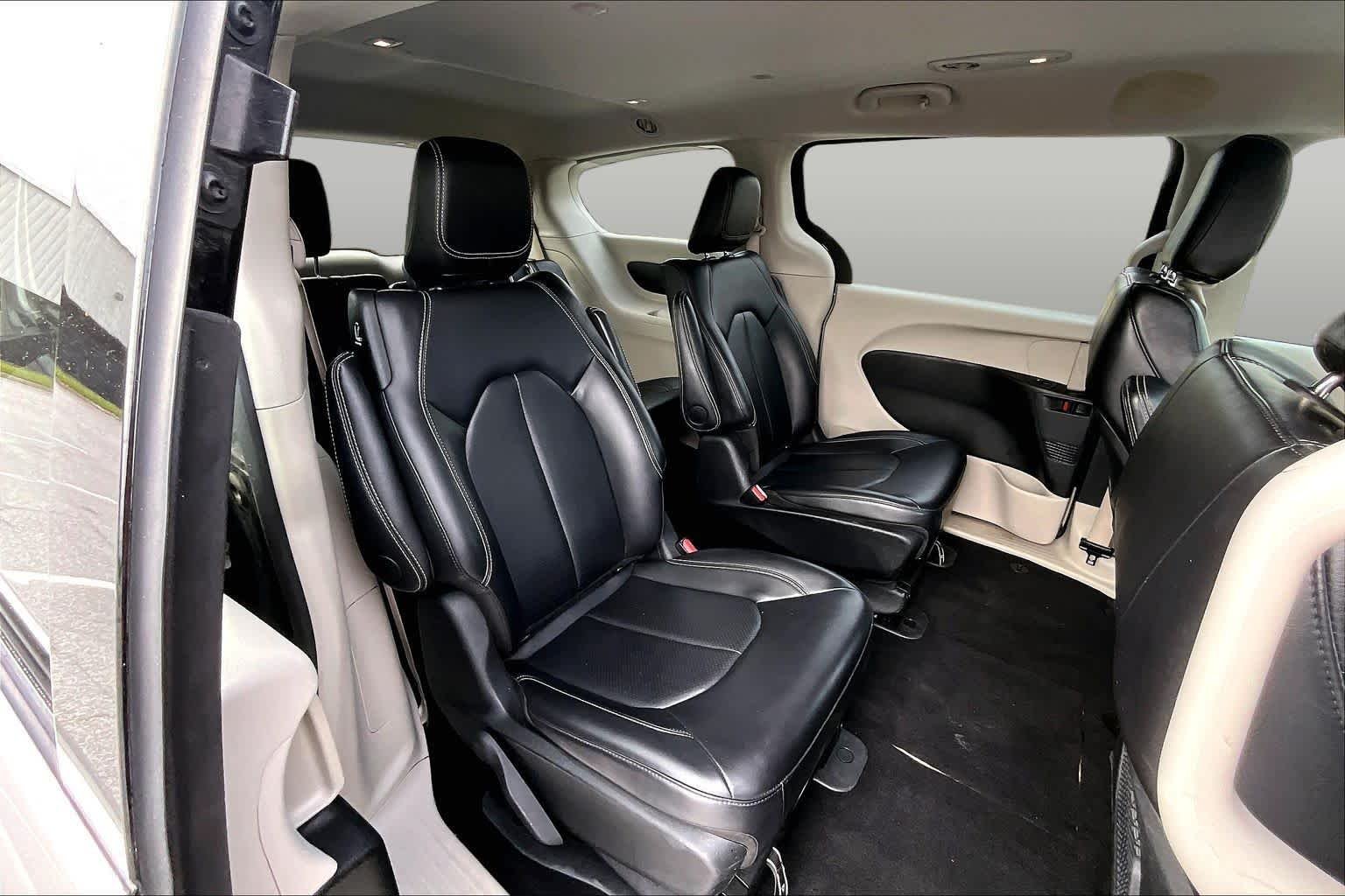 Used 2024 Brilliant Black Crystal Pearlcoat Chrysler Hybrid Select image 20
