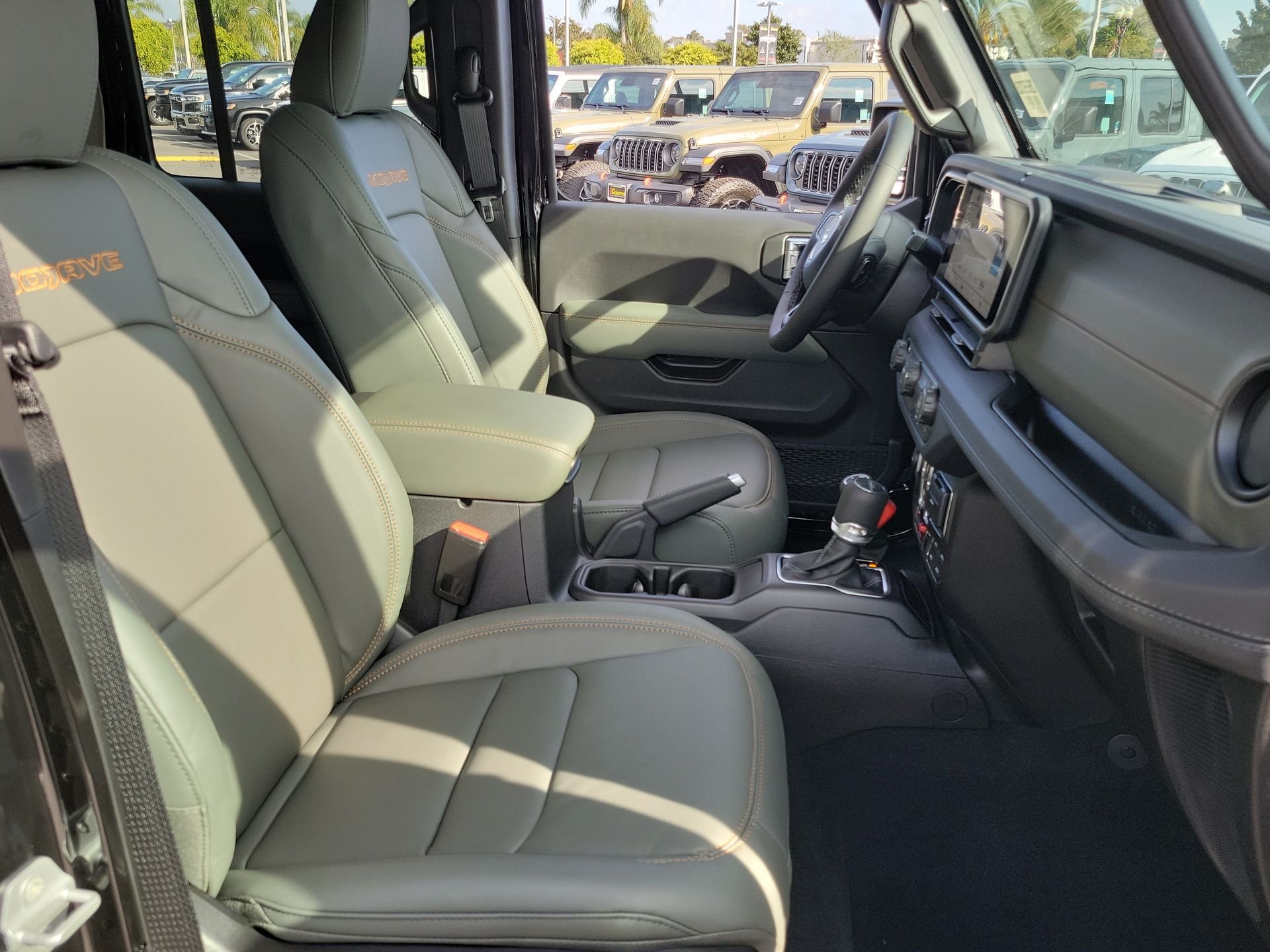New 2026 Black Clear-Coat Exterior Paint Jeep Mojave image 17