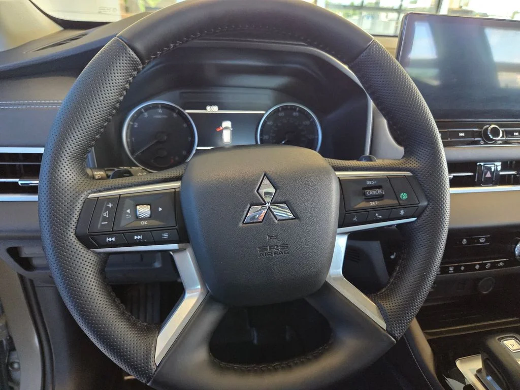 Used 2026 Moonstone Gray Metallic/Black Roof Mitsubishi LE image 40