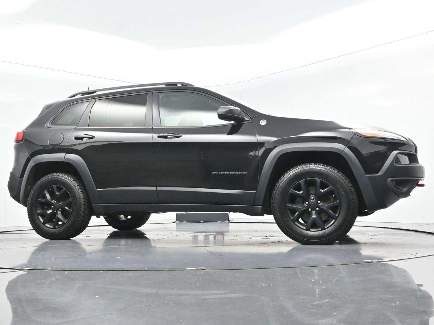 Used 2018 Diamond Black Crystal Pearlcoat Jeep Trailhawk image 40