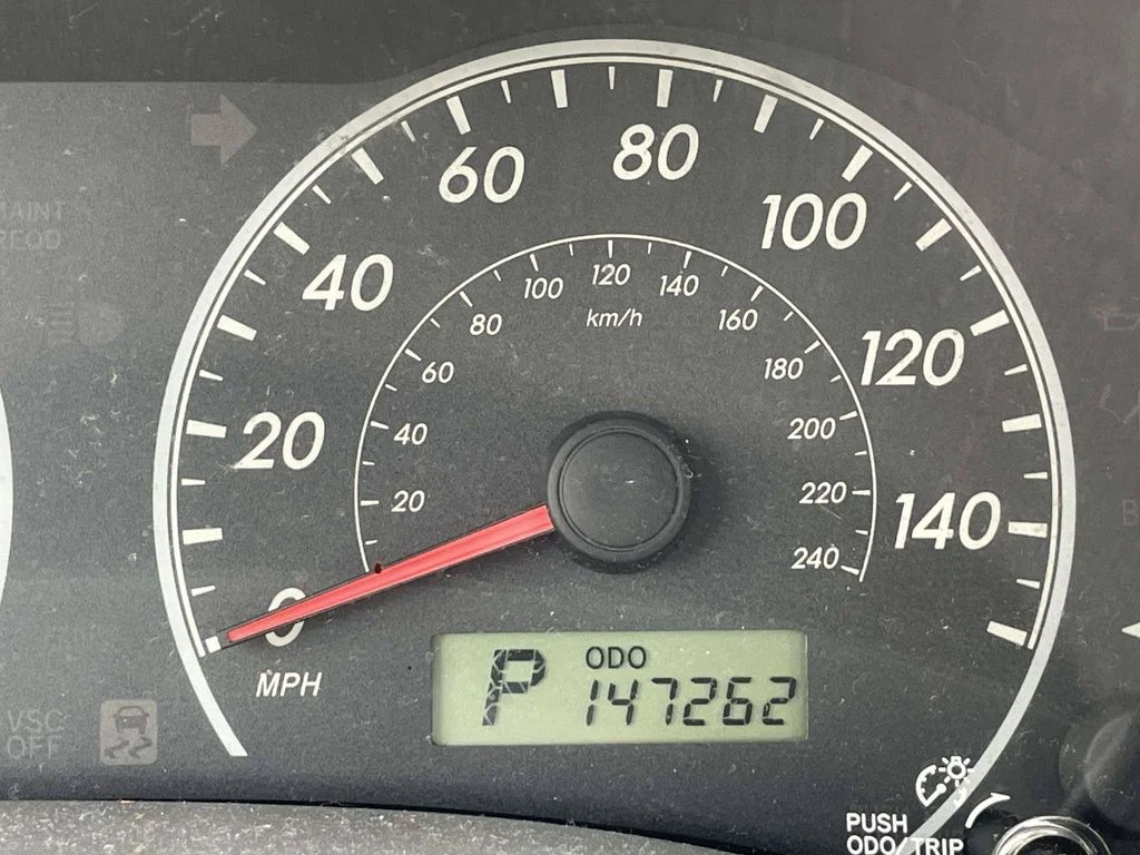 Used 2010 Silver Toyota LE image 13