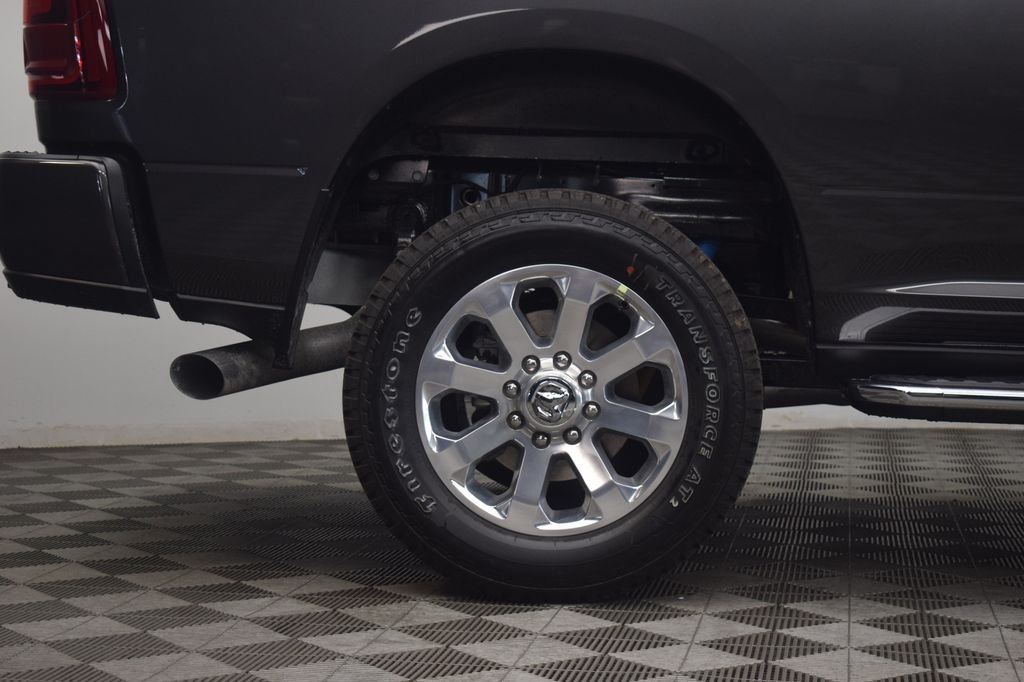 New 2026 Granite Crystal Metallic Clear-Coat Exterior Paint RAM Laramie image 9