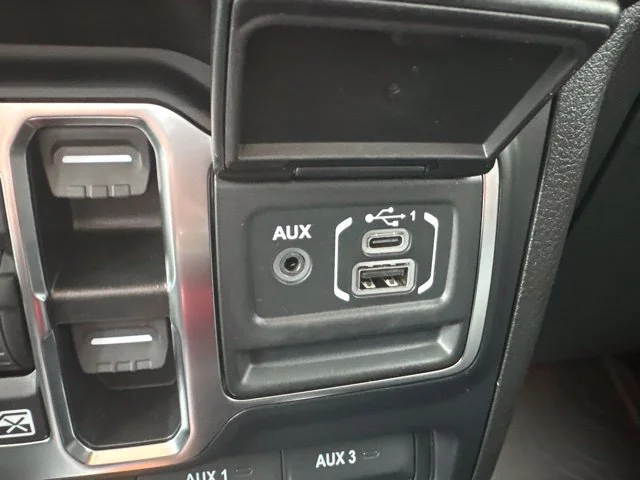 New 2027 White/off-white Jeep Sport S image 13