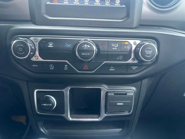 Used 2022  Jeep Sport image 19