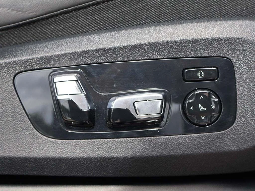 Used 2023 White BMW M60i image 44