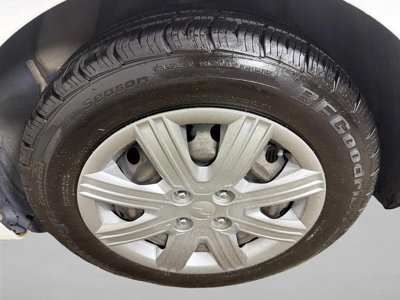 Used 2022 Clear White Kia S image 19
