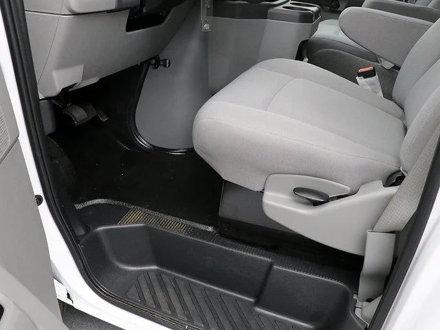 New 2025 Oxford White Ford E-350 SRW image 20
