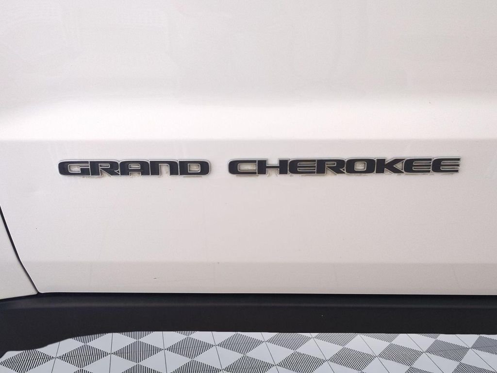 Used 2020 Bright White Clearcoat Jeep Limited image 25