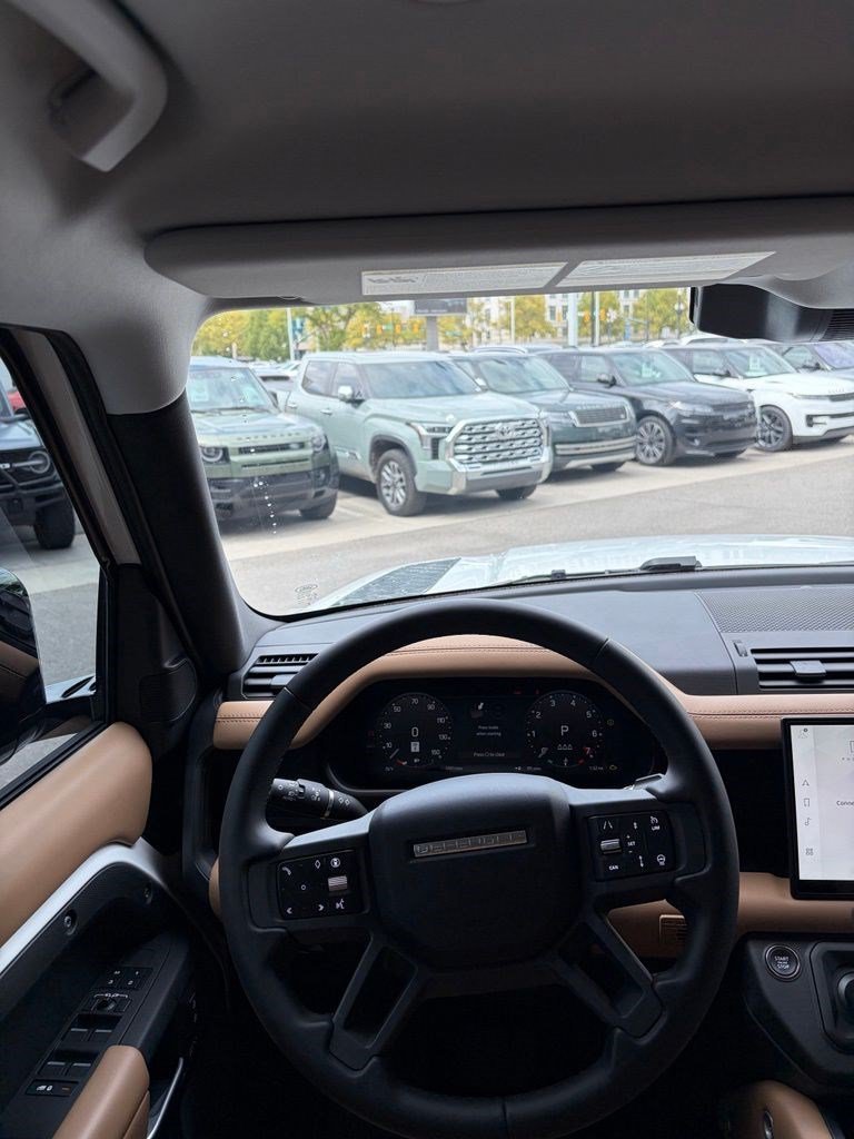 Used 2025 White Land Rover 110 P400 X-Dynamic SE image 18