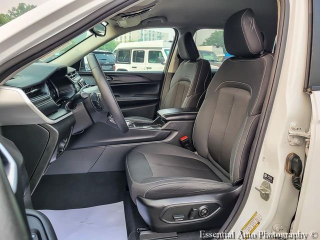 Used 2024 White Jeep Laredo image 8
