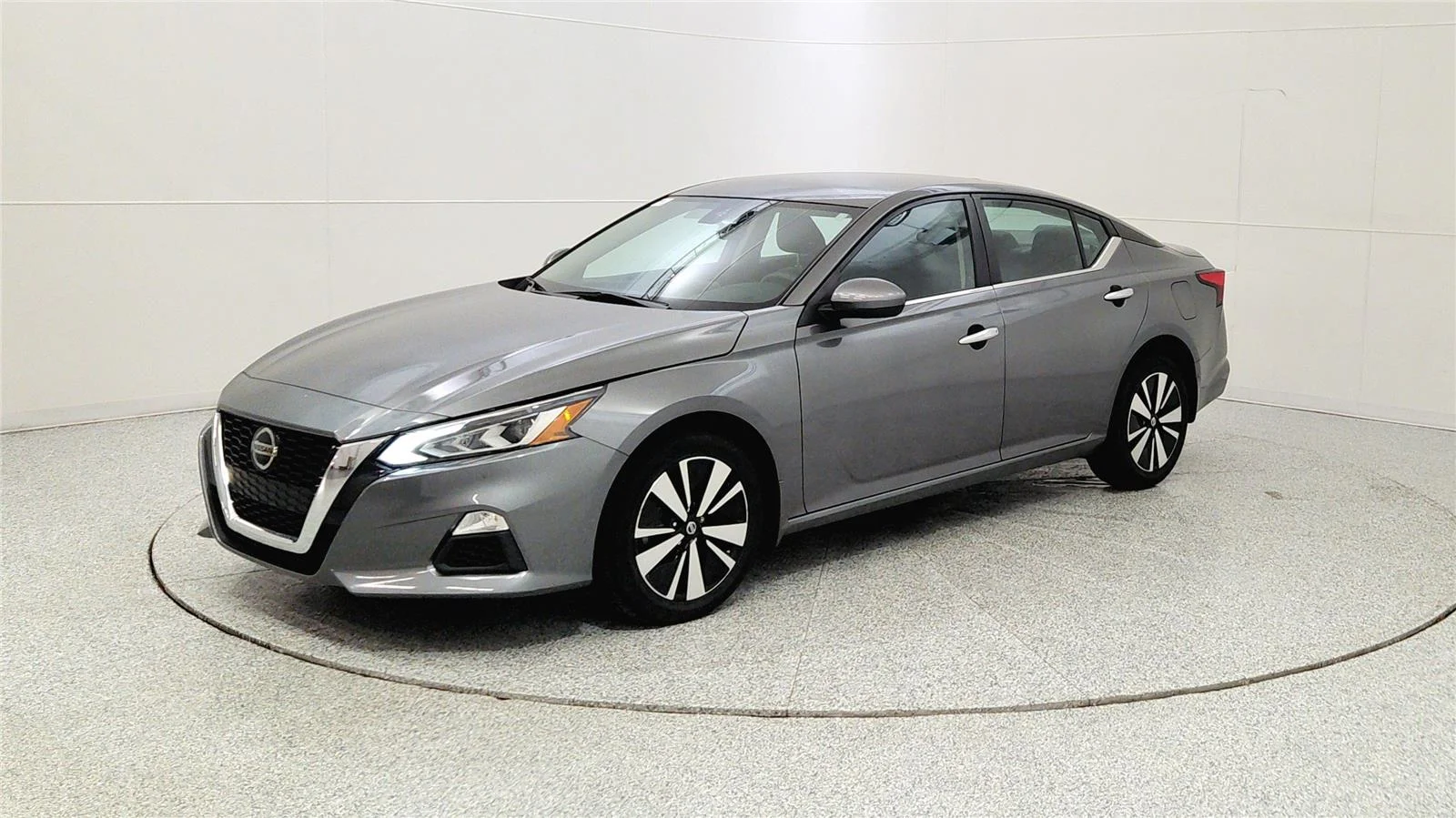 Used 2022 Gun Metallic Nissan 2.5 SV image 3