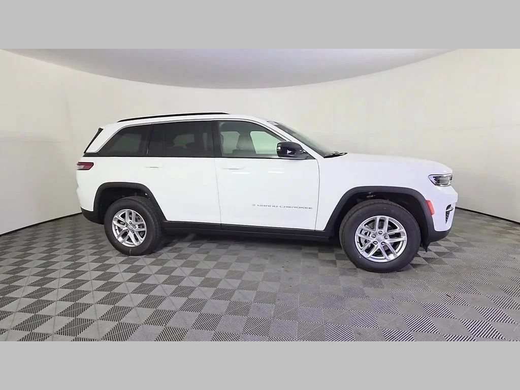 New 2026 Bright White Clear-Coat Exterior Paint Jeep Laredo X image 28